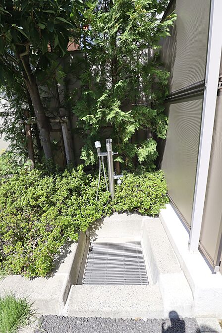 お散歩後のペットの足を洗うのに便利な多目的洗い場