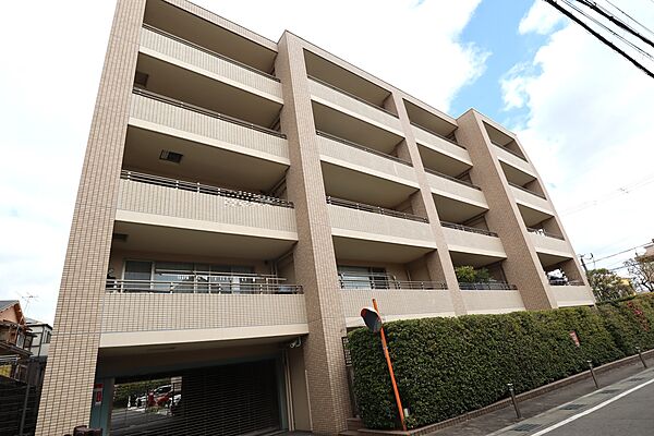 外観はツートンカラーのタイル貼り