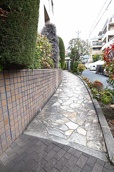 エントランス横にはベビーカーや車椅子でも安心なスロープが設けられております。