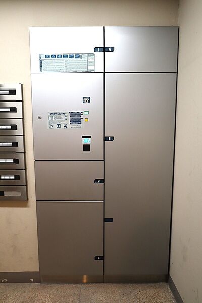 共用部に宅配ボックスがあるため、不在時にも荷物の受け取りが可能です。
