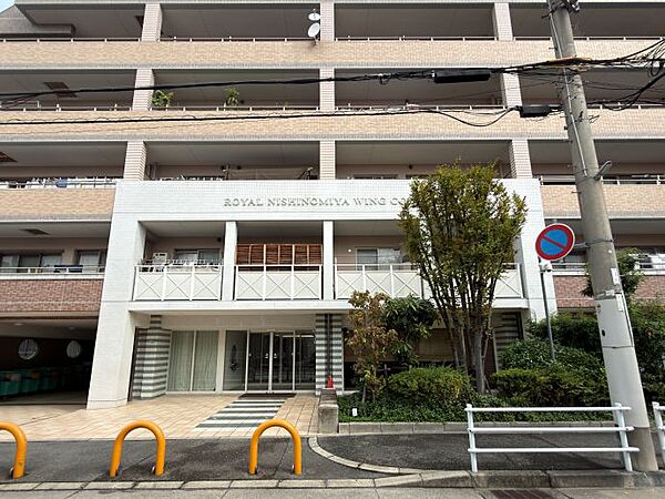エントランス側からの外観