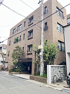 外観:自然光が差し込む、開放感あふれるエントランスです。 外観:自然光が差し込む、開放感あふれるエントランスです。