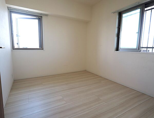 洋室2は二面採光の明るいお部屋です