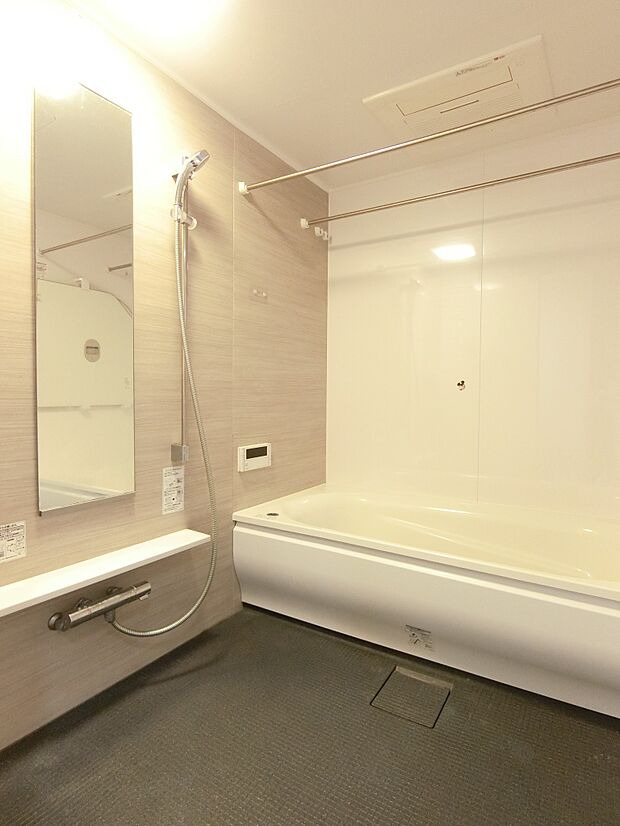 浴室換気乾燥暖房機、ほっカラリ床、湯水に空気を含ませるエアインクリックシャワー設備のある浴室です。