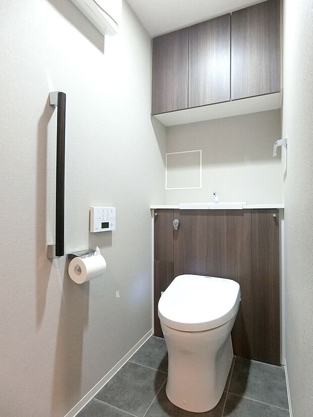 便器の後ろ側をキャビネットで隠したすっきりしたデザインのトイレ。