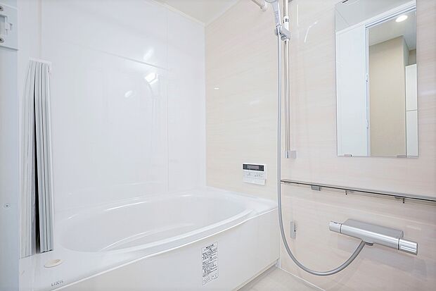 浴室は追焚き機能と浴室換気乾燥機が付いております。