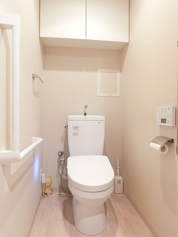 温水洗浄便座付きトイレ　手すりが設置されています。