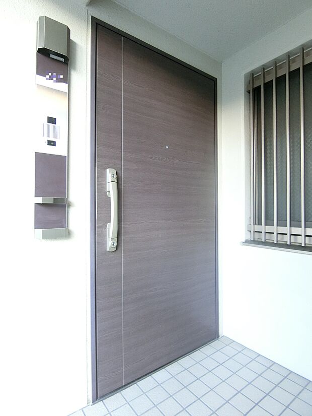 玄関扉　災害時の安全性に配慮した玄関対震ドア枠を使用しています。