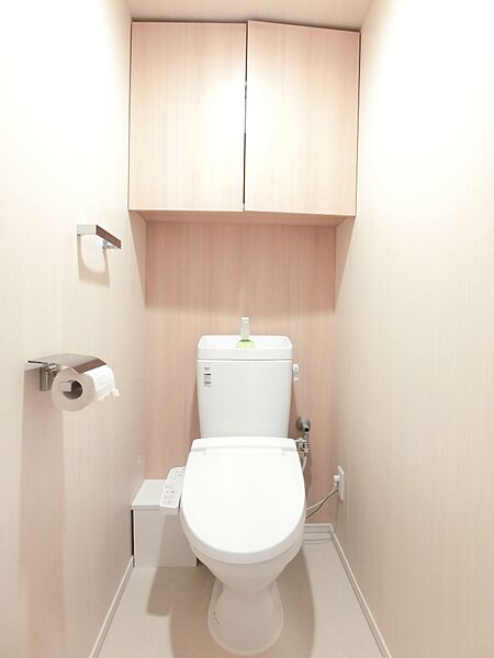 上部に吊り戸棚があるので、トイレットペーパーのストックや掃除用品を収納できます。