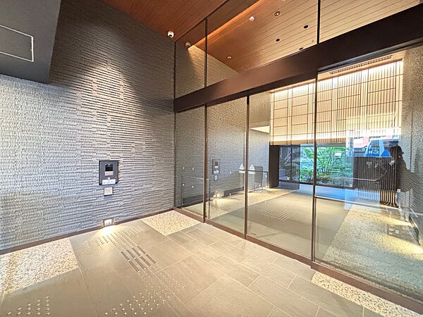 不審者や勧誘員などが建物内に立ち入るのを防いでくれるオートロック付き。