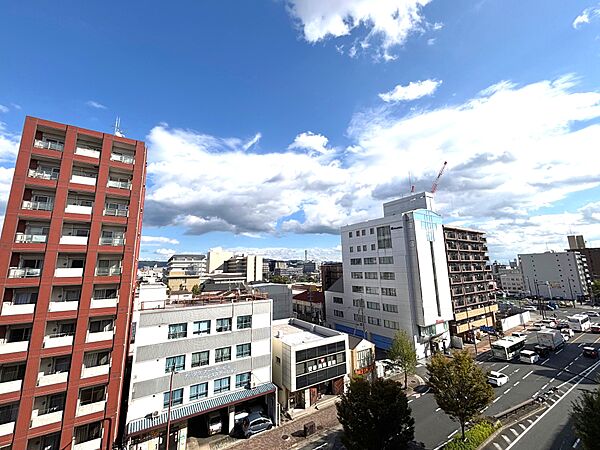 バルコニーからの眺望。7階ならではの開放感ある景色です。