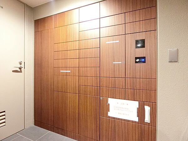 共用部に宅配ボックスがあるため、不在時にも荷物の受け取りが可能です。