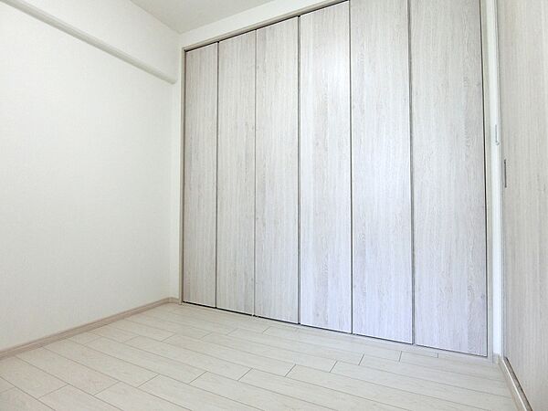 　約4.2帖の洋室2です。