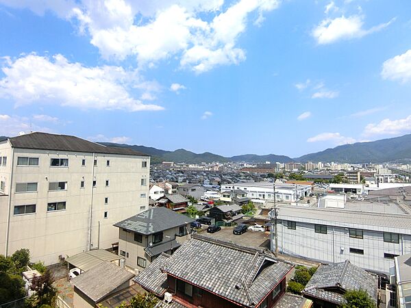 　東向きバルコニーからの北東を向いた眺望です。（眺望は永続的に保証されるものではありません）