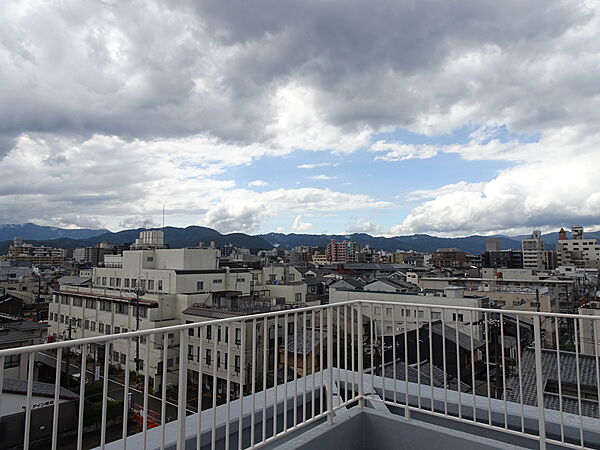 屋上からの眺望（北西向き、眺望は永続的に保証されるものではありません。）