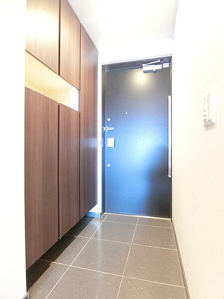 人感センサー付き照明あり。天井まである靴箱はお履物や傘などがたっぷり収納できます。