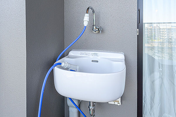 バルコニーでの作業に便利なスロップシンク。靴の汚れ落としや植物の水やり、ペットのお世話にも重宝します