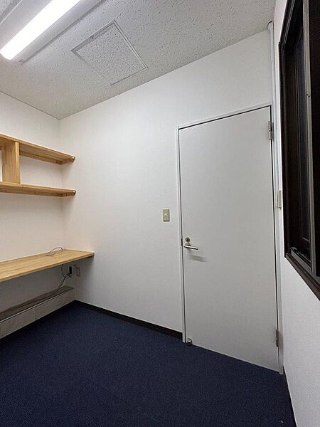 洋室と店舗の間の通路