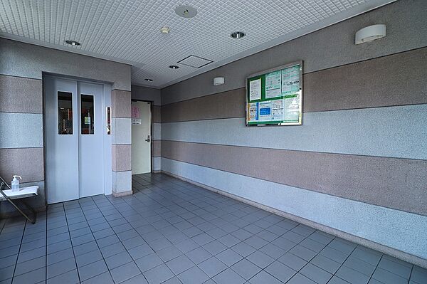 エントランスホール内