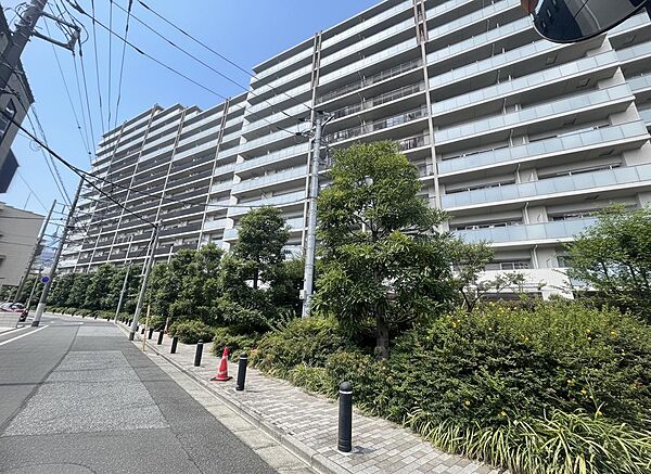 大規模マンションならではの存在感ある外観