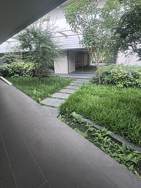 緑に囲まれた中庭空間
