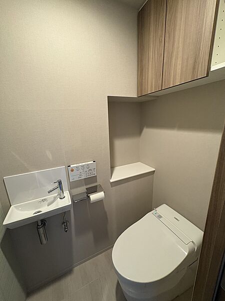 手洗い、吊戸棚付き