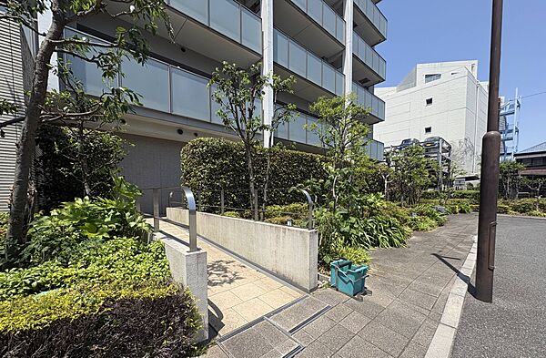エントランスにはスロープ付き　ベビーカーなどの移動に便利