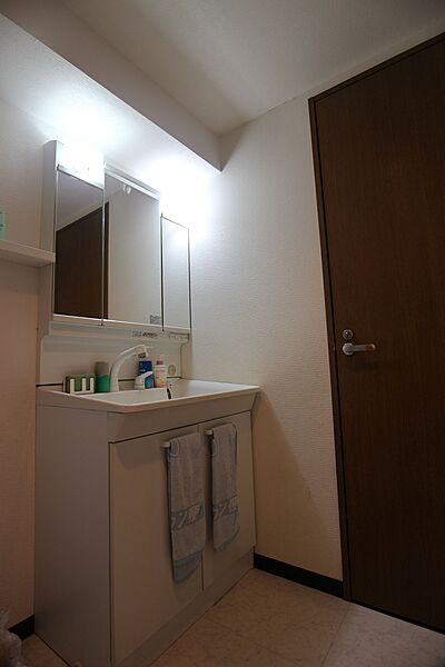 身だしなみを整えやすい、三面鏡洗面化粧台です。