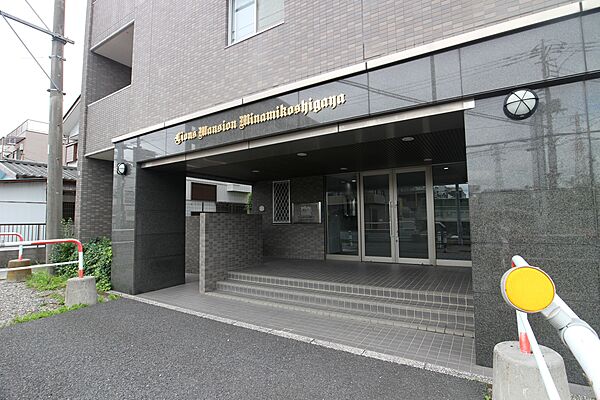 重厚感のあるエントランス