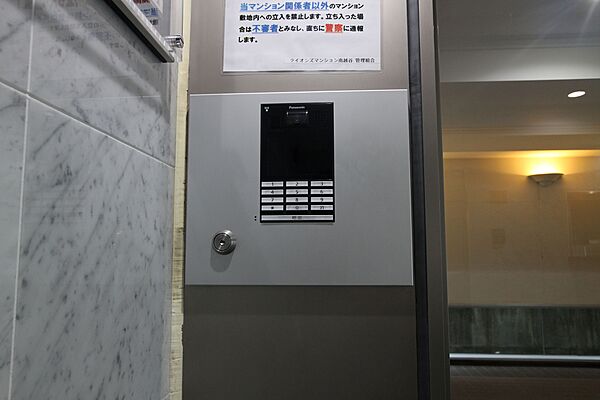 不審者や勧誘員などの侵入を防ぐオートロック