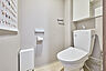 トイレ：上部に吊り戸棚があるので、トイレットペーパーのストックや掃除用品を収納できます。