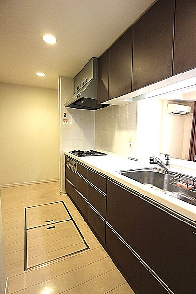 調理に便利な三口コンロのあるキッチン　床下収納付き