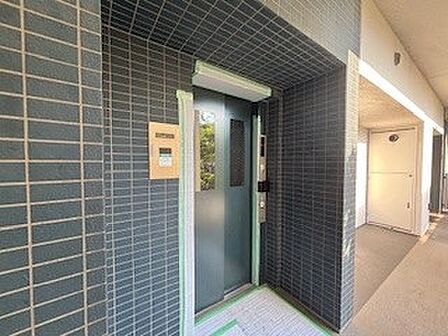 マンション内に1基のエレベーターが備わっています。