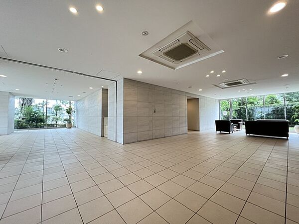 来客時や待ち合わせにお使いいただけるソファが設置されています