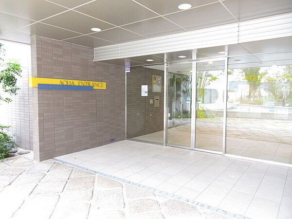 明るい雰囲気のミリカ・ヒルズII街区エントランス