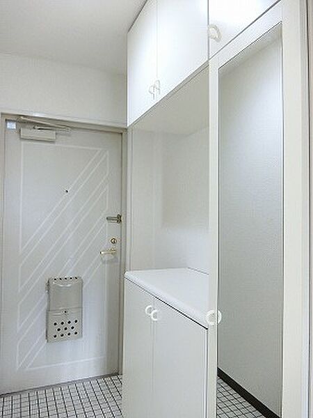 玄関の下駄箱は姿見付き
