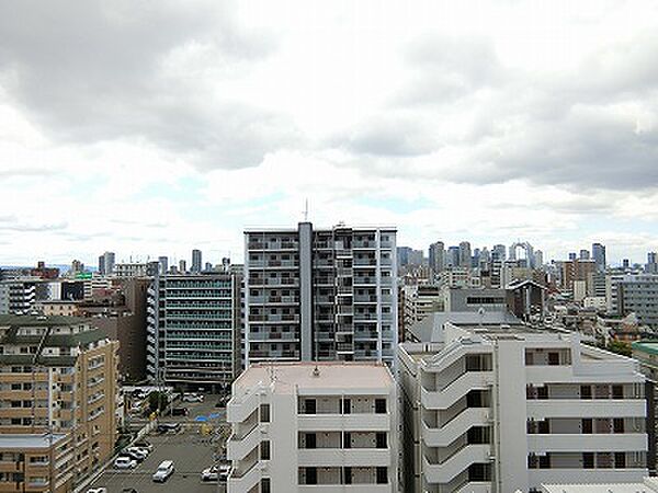 バルコニーからの眺望（正面奥は梅田界隈。眺望については永続的に保証されるものではありません。）