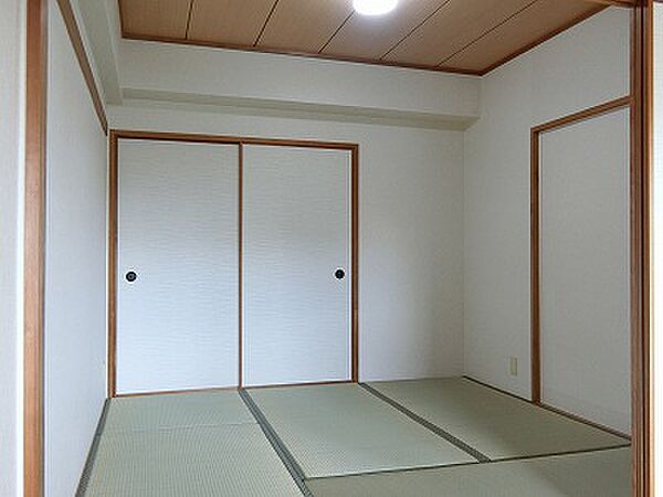 続き和室には枕棚付き押入があります