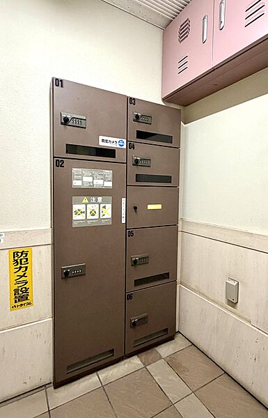 共用部に宅配ボックスがあるため、不在時にも荷物の受け取りが可能です。