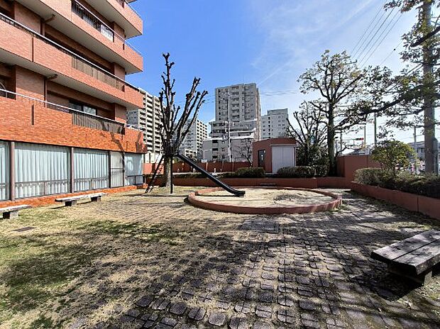 マンション敷地内の公園