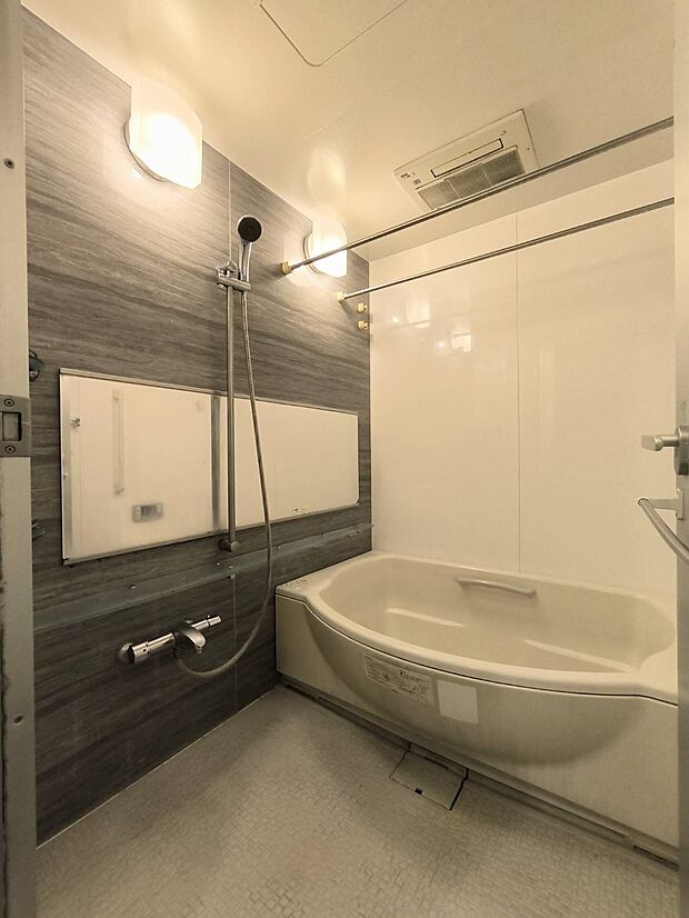 1418サイズの浴室には浴室暖房換気乾燥機が設置されております。