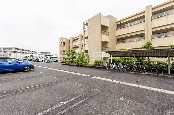 駐車場（使用細則による制限有り／空き状況は担当者までお問い合わせください。）