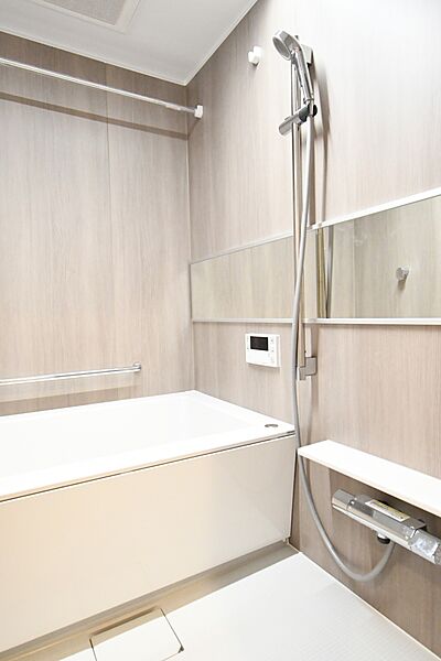 追い焚き・浴室換気乾燥暖房機等を備えたユニットバス（パナソニック製）