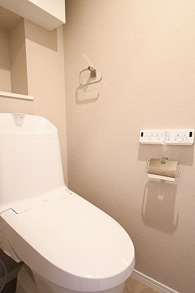 上部吊戸棚を備えた節水型シャワートイレ（ＩＮＡＸ製）