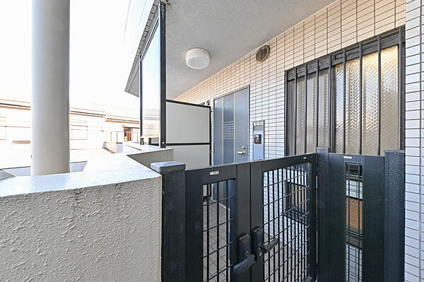 戸建感覚の玄関ポーチ　玄関横の居室のプライバシーを確保
