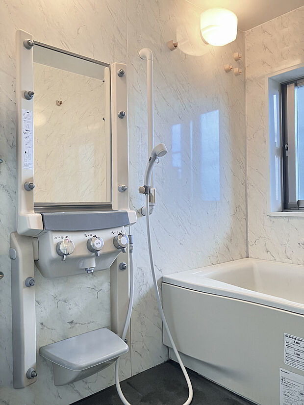 窓付き・浴室暖房乾燥機付の浴室（ＣＧで作成したリフォームイメージです。）