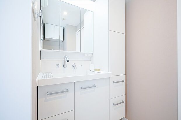 収納スペースが多い三面鏡洗面化粧台、鏡の裏に小物類を収納できます。
