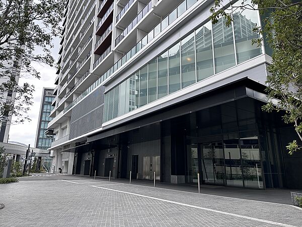 マンションにはロータリー付きの車寄せスペースが設けられております。