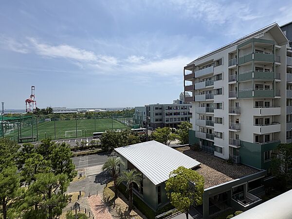 南側バルコニーからの眺望（南西方面）／眺望は永続的に保証されるものではありません