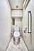 トイレ：上部に吊り戸棚があるので、トイレットペーパーのストックや掃除用品を収納できます。